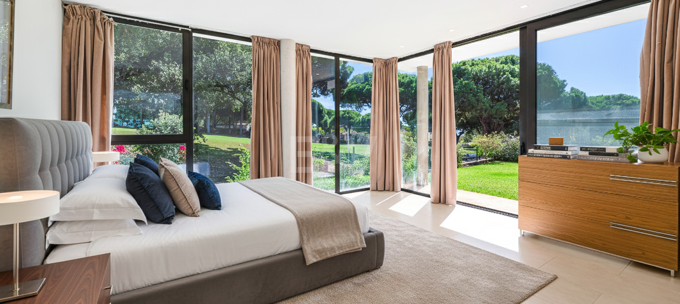 Contemporain Élégance: Villa élégante au Golf avec piscine et conception ouverte