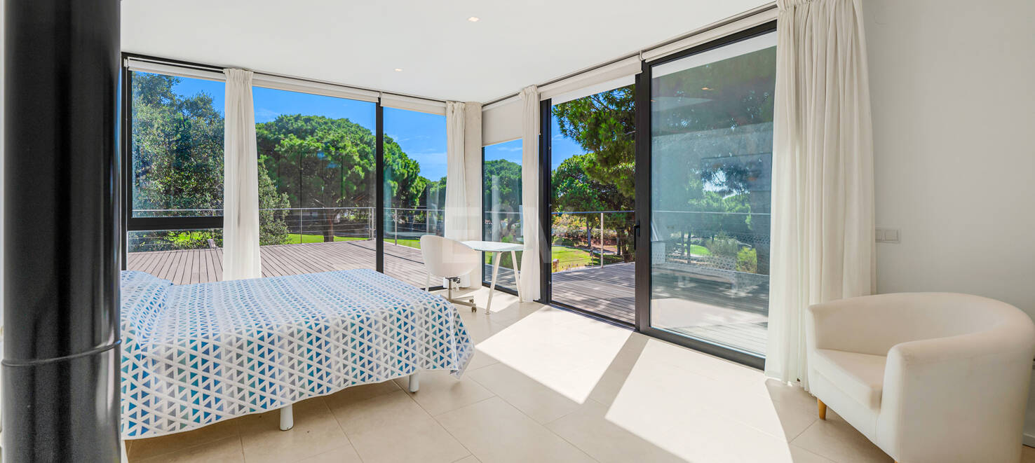 Contemporain Élégance: Villa élégante au Golf avec piscine et conception ouverte