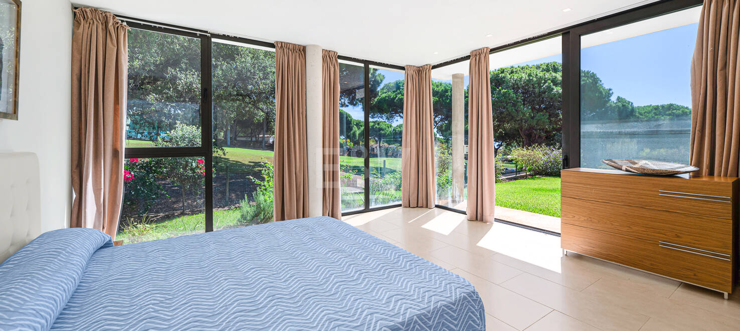 Contemporain Élégance: Villa élégante au Golf avec piscine et conception ouverte