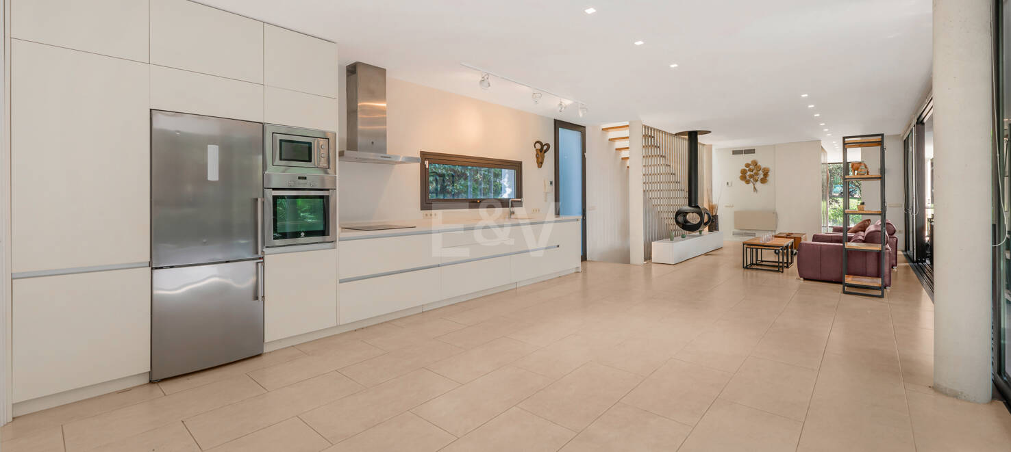 Contemporain Élégance: Villa élégante au Golf avec piscine et conception ouverte