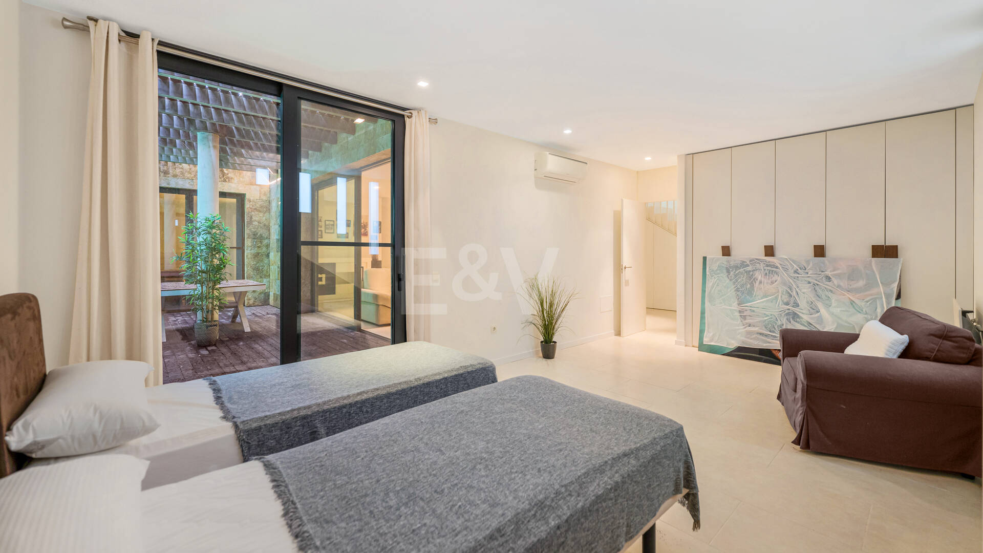 Contemporary Elegance: Stylish Villa at the Golf with Pool and Open-Plan Design