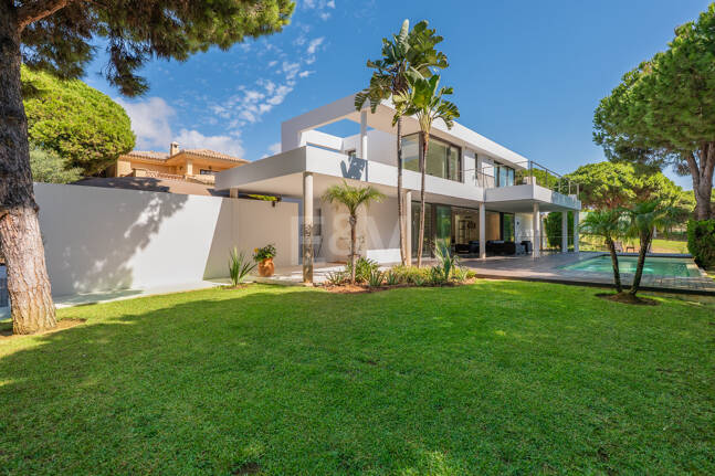 Contemporary Elegance: Stylish Villa at the Golf with Pool and Open-Plan Design