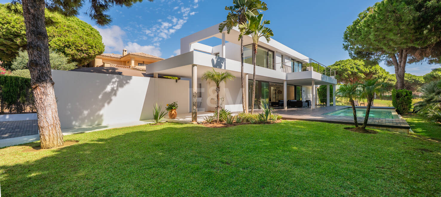 Contemporain Élégance: Villa élégante au Golf avec piscine et conception ouverte