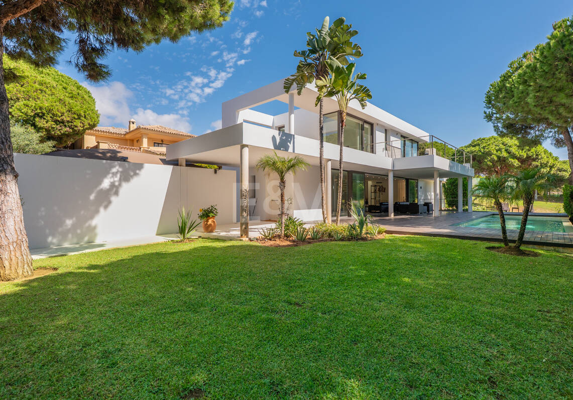 Contemporain Élégance: Villa élégante au Golf avec piscine et conception ouverte