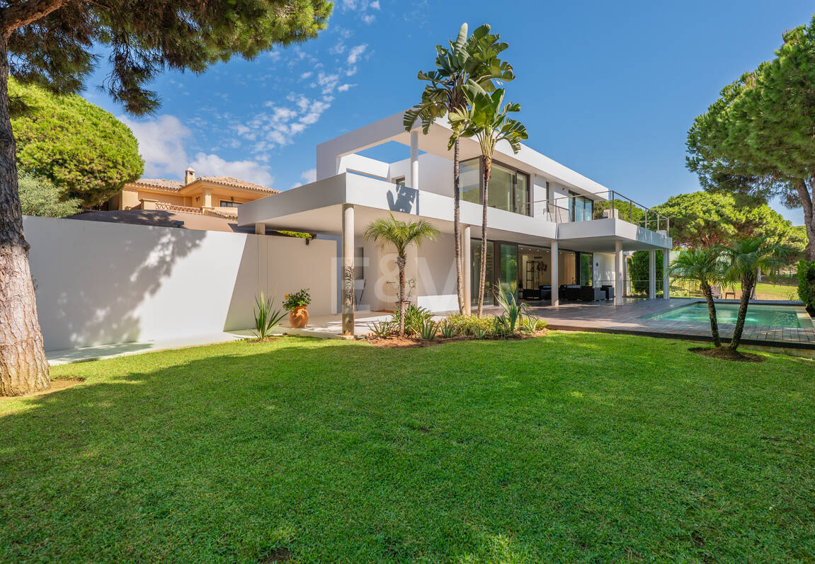 Contemporary Elegance: Stylish Villa at the Golf with Pool and Open-Plan Design