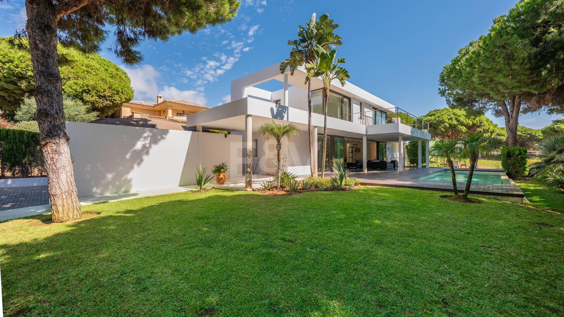 Contemporary Elegance: Stylish Villa at the Golf with Pool and Open-Plan Design