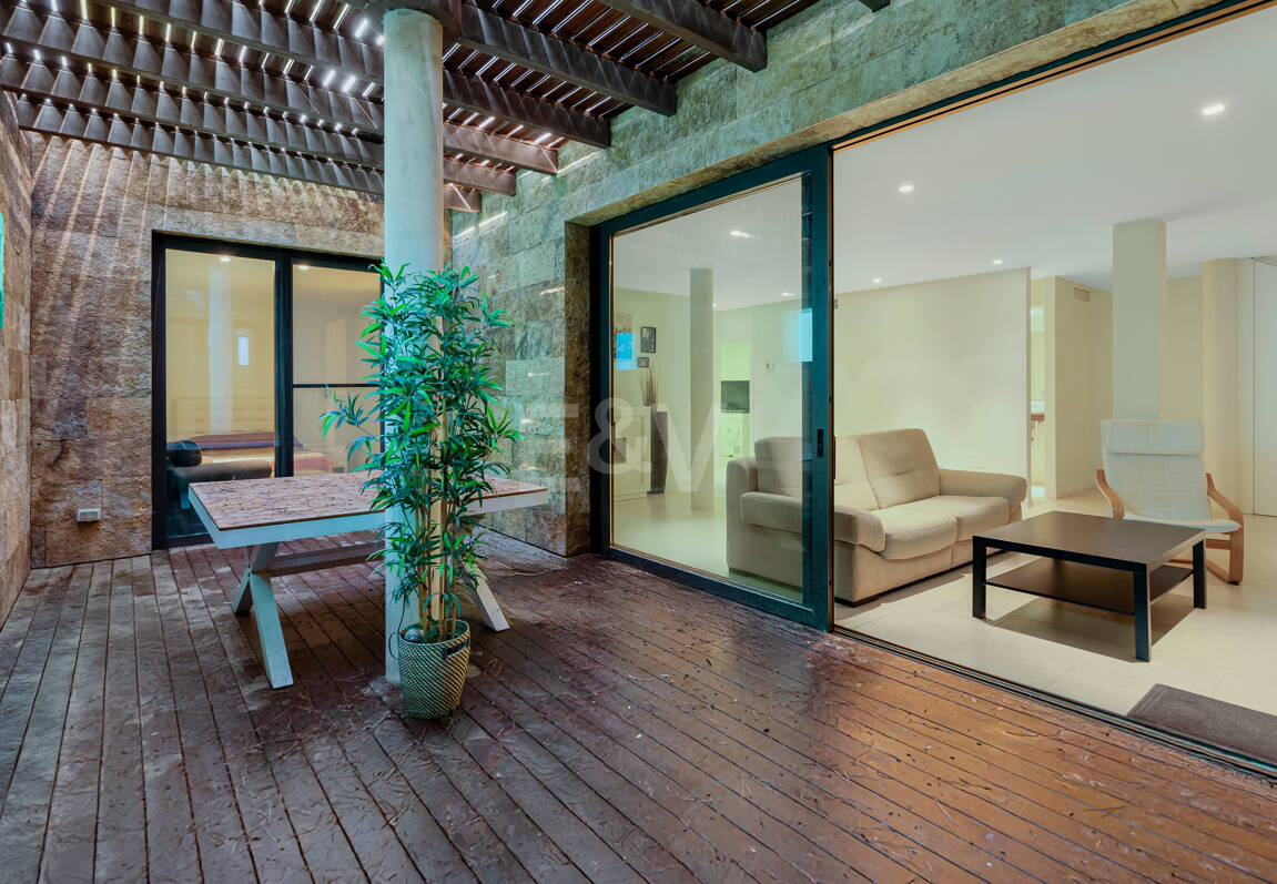 Contemporary Elegance: Stylish Villa at the Golf with Pool and Open-Plan Design