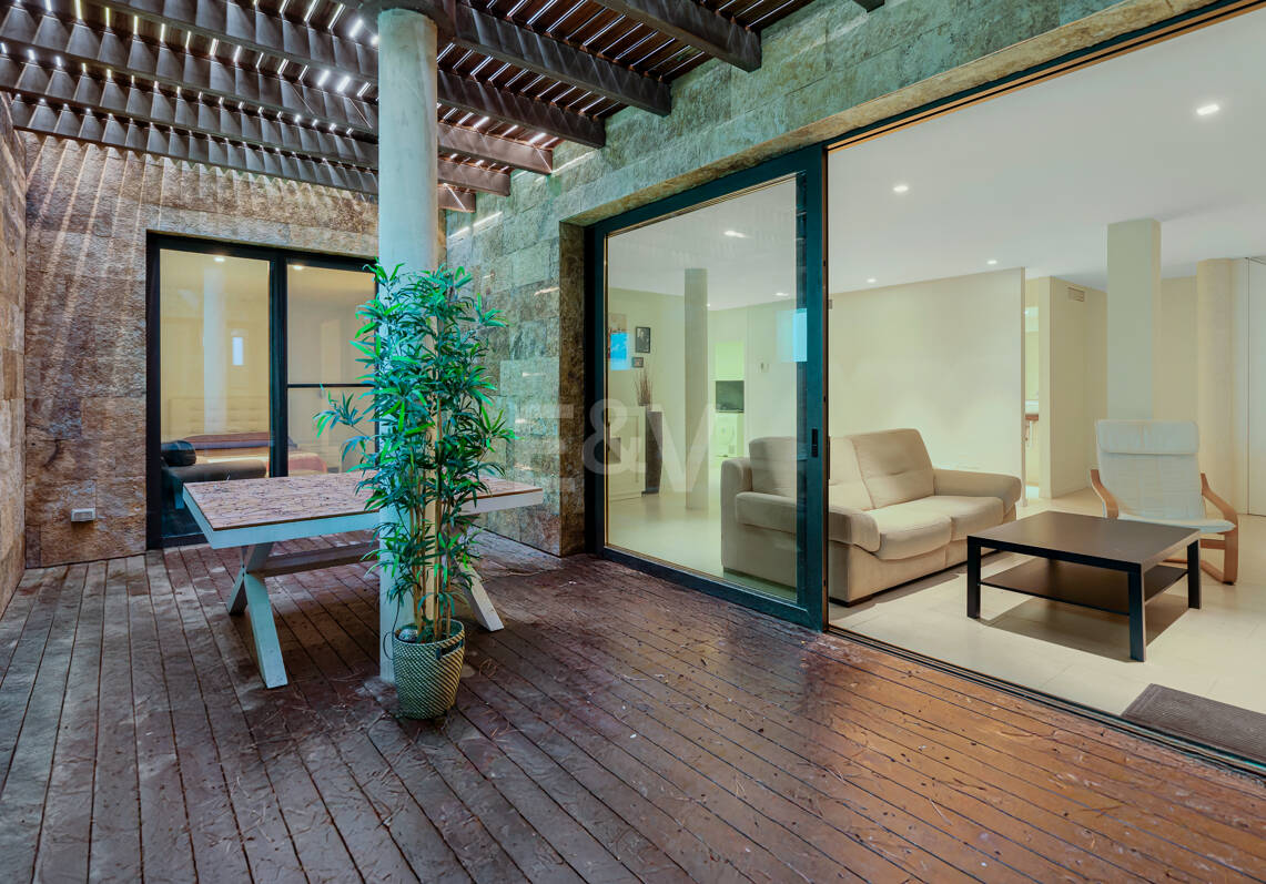 Contemporain Élégance: Villa élégante au Golf avec piscine et conception ouverte
