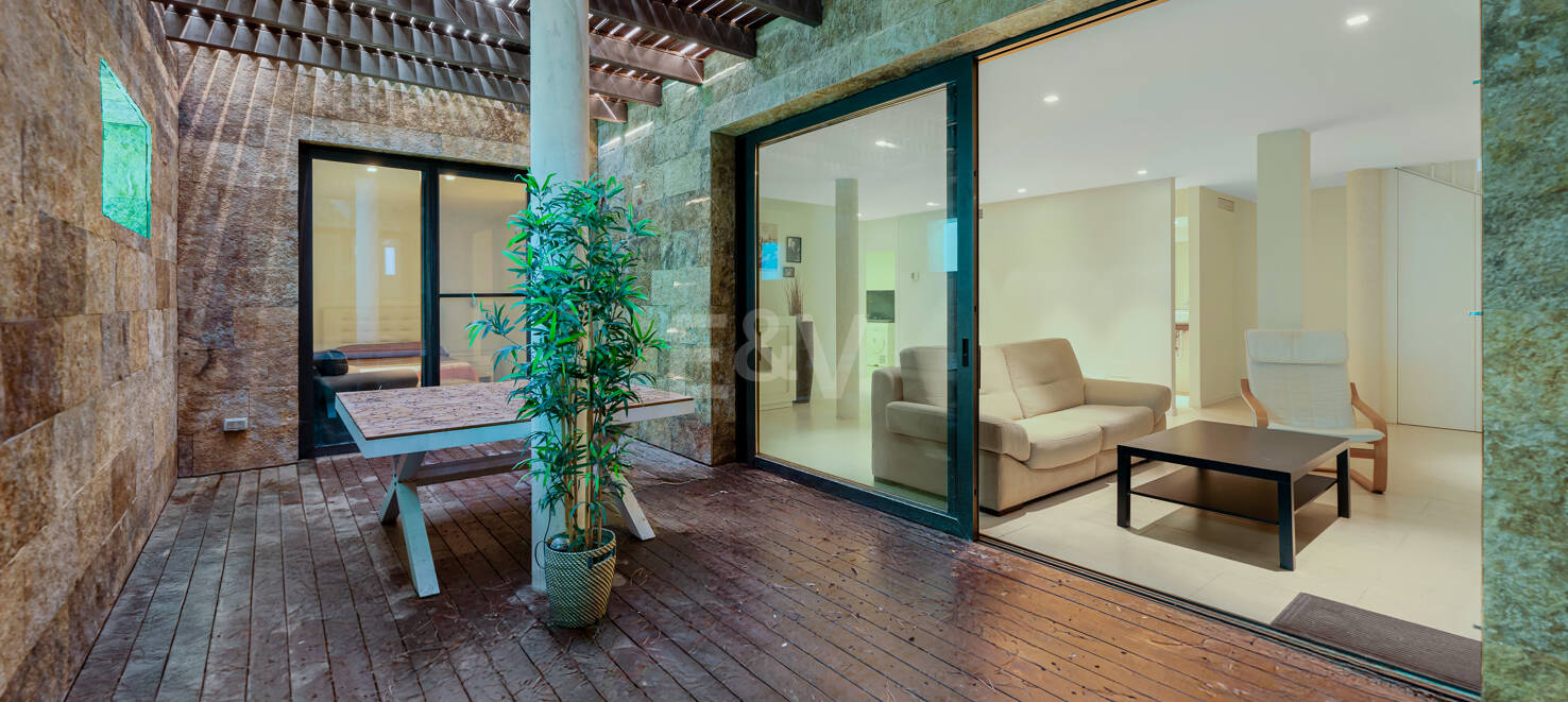 Contemporain Élégance: Villa élégante au Golf avec piscine et conception ouverte