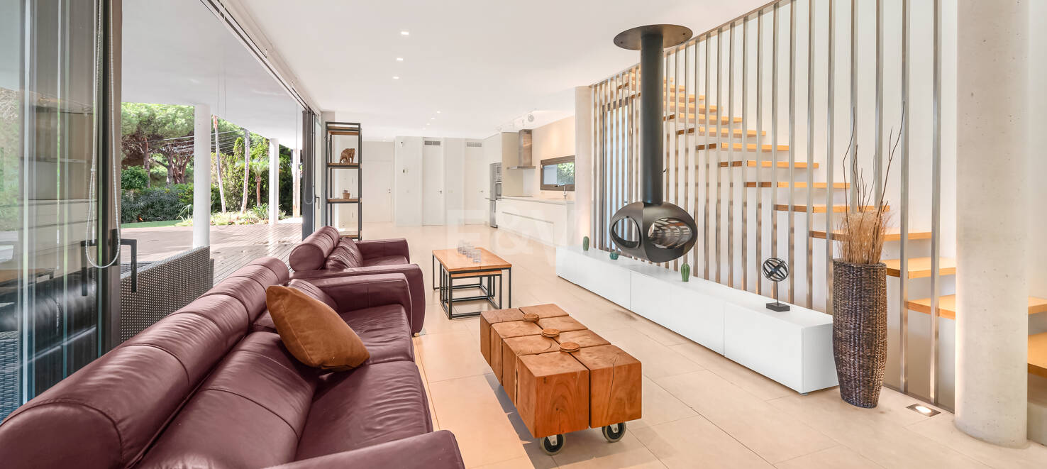 Contemporain Élégance: Villa élégante au Golf avec piscine et conception ouverte
