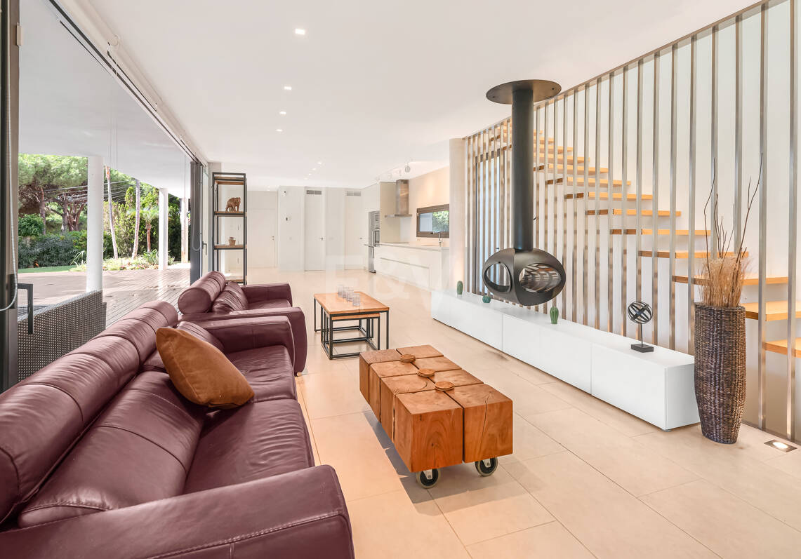Contemporain Élégance: Villa élégante au Golf avec piscine et conception ouverte