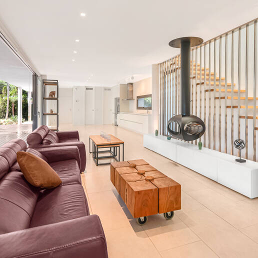 Elegancia contemporánea: villa moderna en el golf con piscina