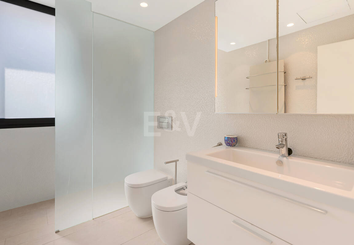 Contemporary Elegance: Stylish Villa at the Golf with Pool and Open-Plan Design