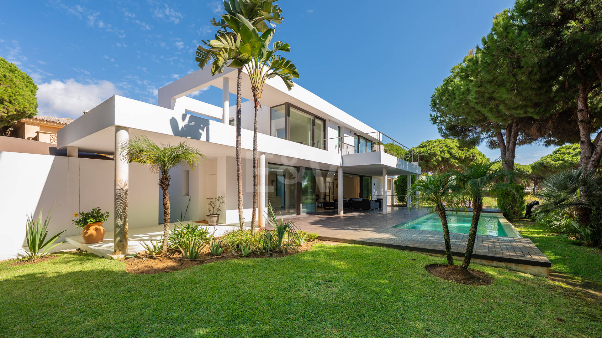 Contemporary Elegance: Stylish Villa at the Golf with Pool and Open-Plan Design