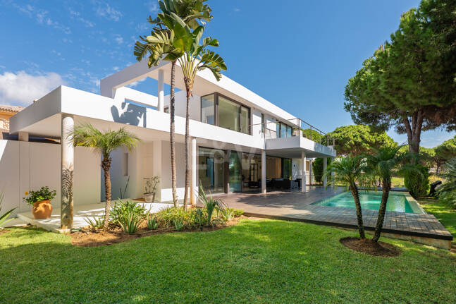 Contemporary Elegance: Stylish Villa at the Golf with Pool and Open-Plan Design