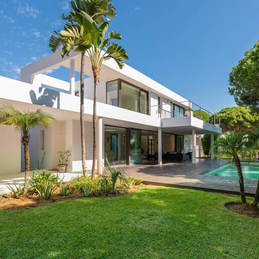 Contemporain Élégance: Villa élégante au Golf avec piscine et conception ouverte