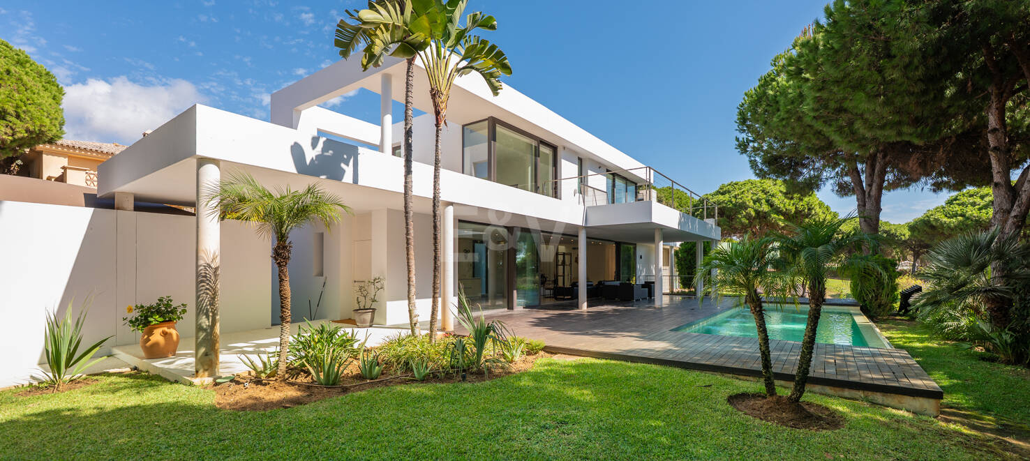 Contemporain Élégance: Villa élégante au Golf avec piscine et conception ouverte