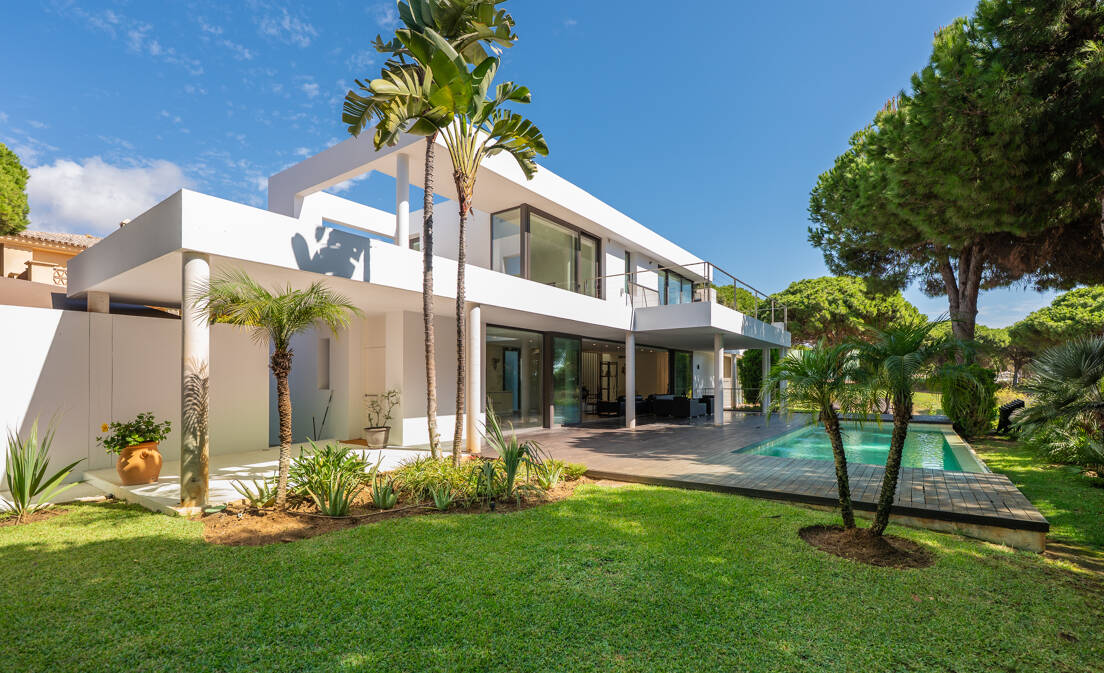 Contemporary Elegance: Stylish Villa at the Golf with Pool and Open-Plan Design