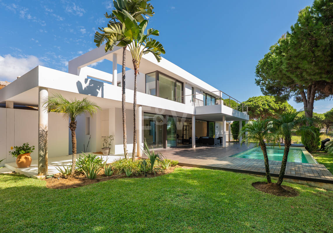 Contemporain Élégance: Villa élégante au Golf avec piscine et conception ouverte