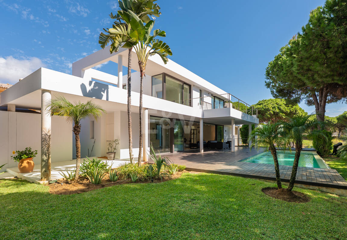 Contemporary Elegance: Stylish Villa at the Golf with Pool and Open-Plan Design