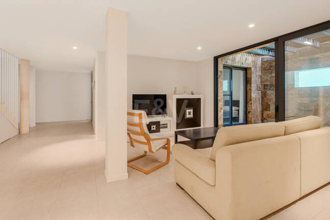 Contemporary Elegance: Stylish Villa at the Golf with Pool and Open-Plan Design