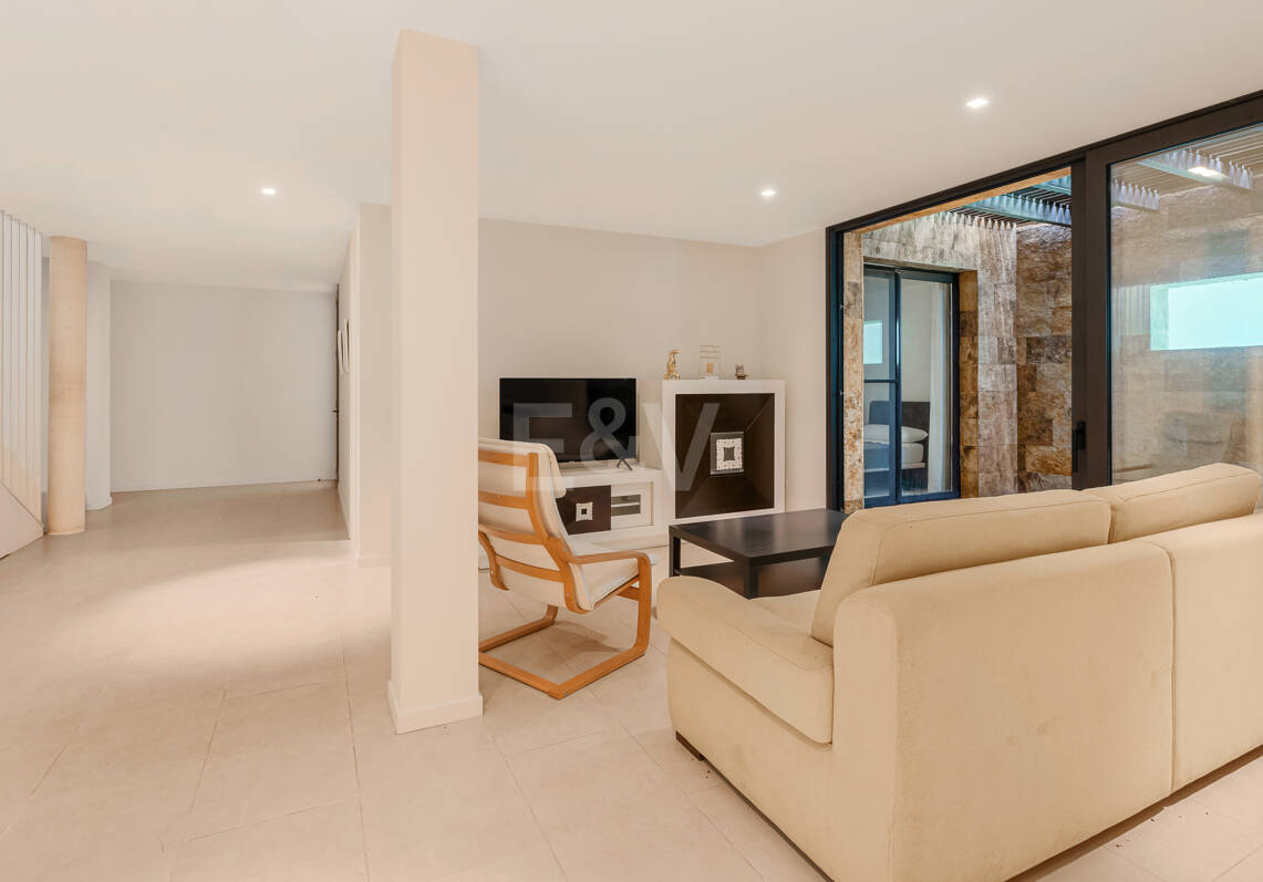 Contemporain Élégance: Villa élégante au Golf avec piscine et conception ouverte