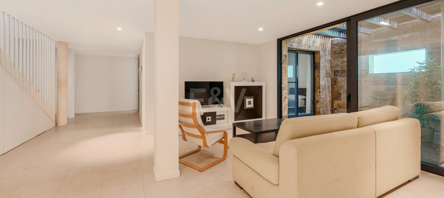 Contemporain Élégance: Villa élégante au Golf avec piscine et conception ouverte
