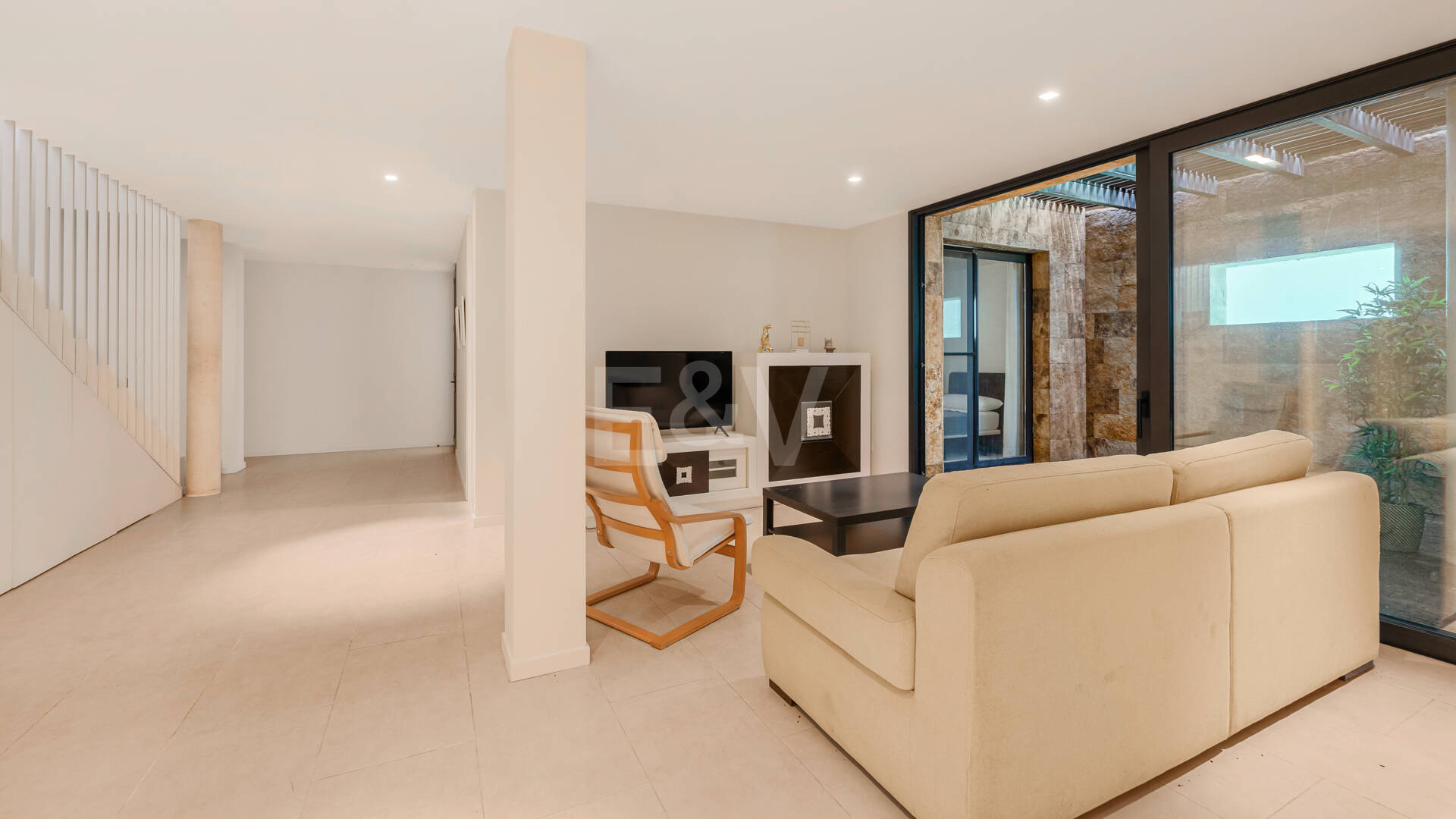 Contemporary Elegance: Stylish Villa at the Golf with Pool and Open-Plan Design