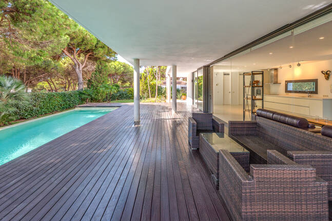 Contemporary Elegance: Stylish Villa at the Golf with Pool and Open-Plan Design