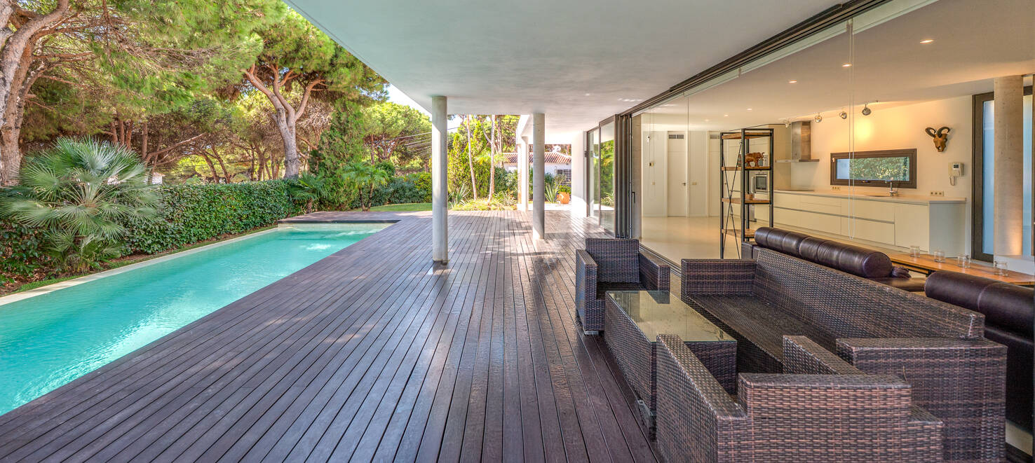 Contemporain Élégance: Villa élégante au Golf avec piscine et conception ouverte