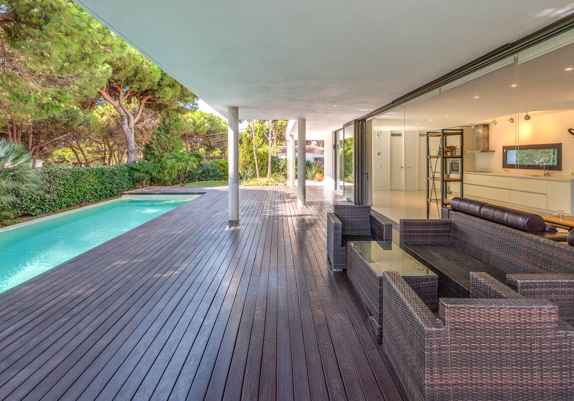 Contemporain Élégance: Villa élégante au Golf avec piscine et conception ouverte