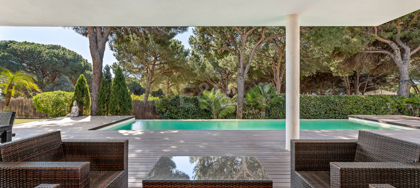 Contemporain Élégance: Villa élégante au Golf avec piscine et conception ouverte