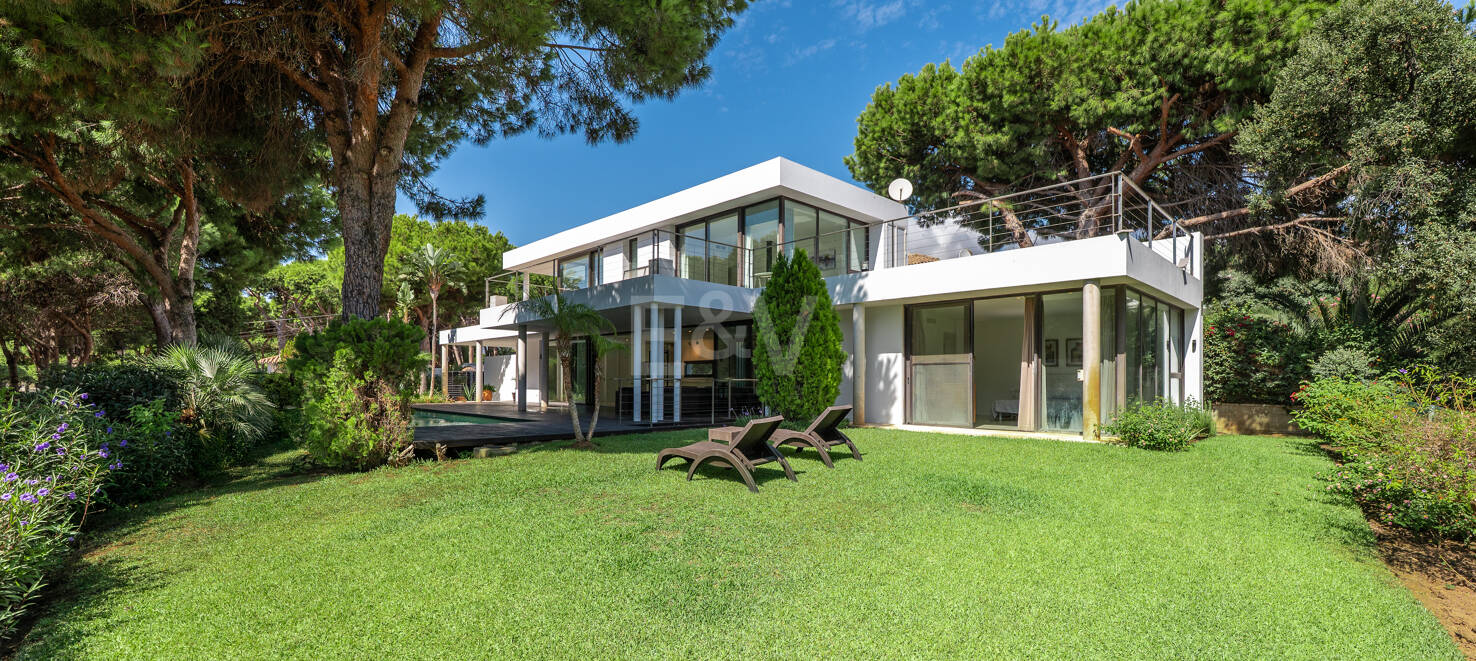 Contemporain Élégance: Villa élégante au Golf avec piscine et conception ouverte