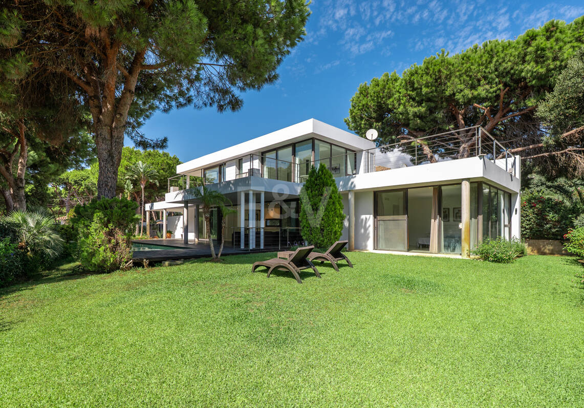 Contemporain Élégance: Villa élégante au Golf avec piscine et conception ouverte