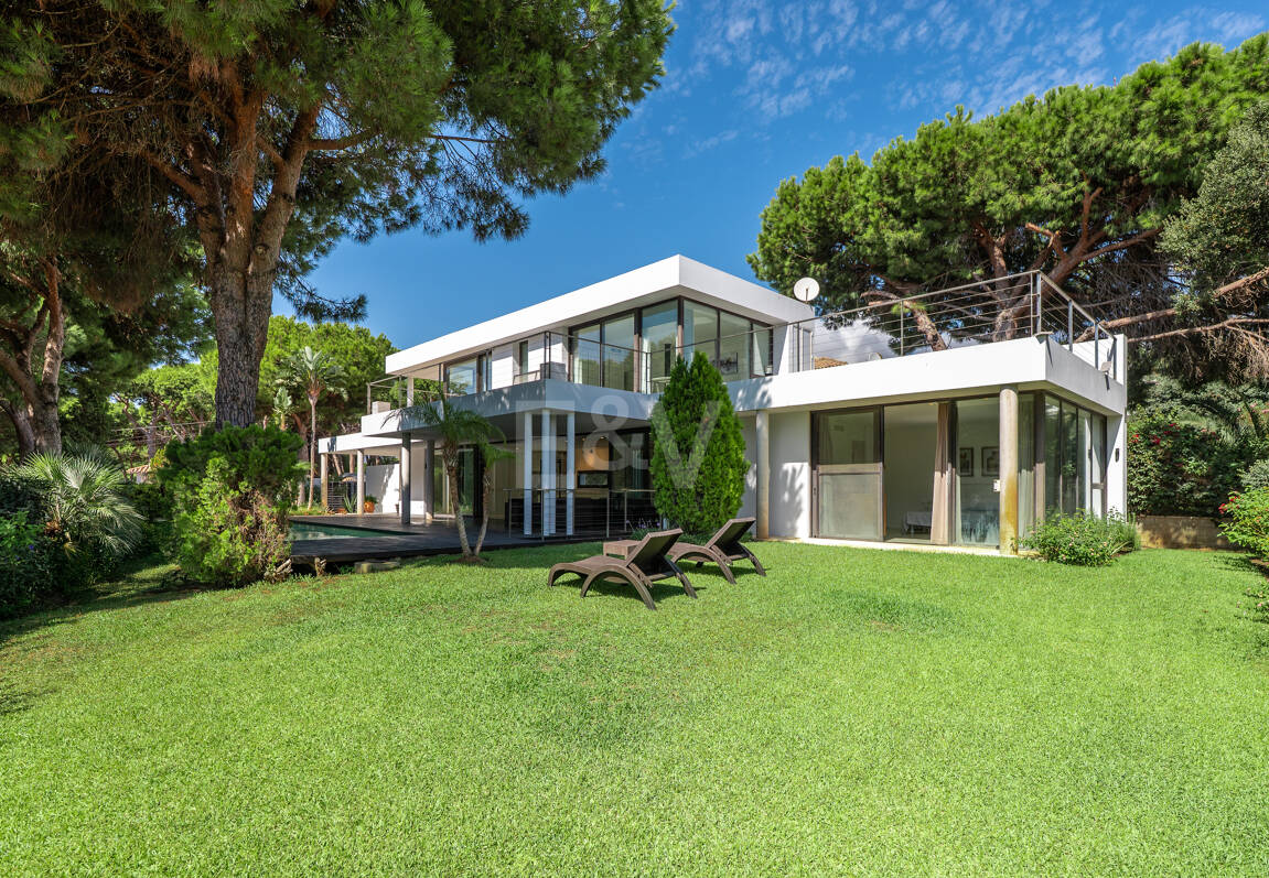 Contemporary Elegance: Stylish Villa at the Golf with Pool and Open-Plan Design