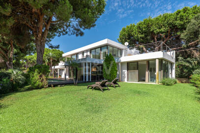 Contemporary Elegance: Stylish Villa at the Golf with Pool and Open-Plan Design