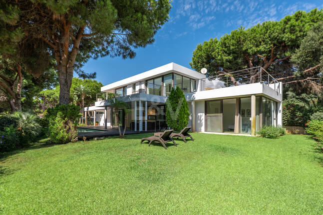 Contemporary Elegance: Stylish Villa at the Golf with Pool and Open-Plan Design