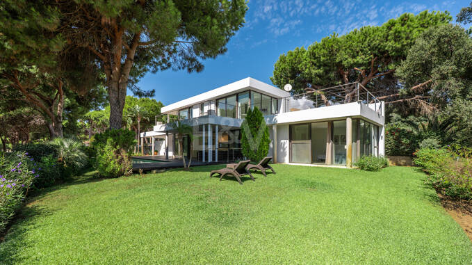 Elegancia contemporánea: villa moderna en el golf con piscina