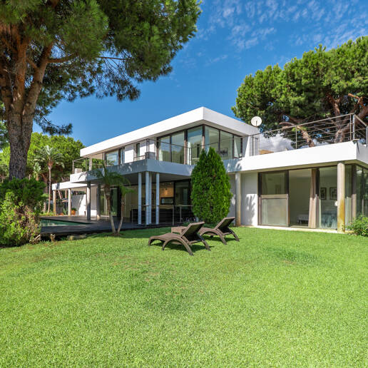 Elegancia contemporánea: villa moderna en el golf con piscina