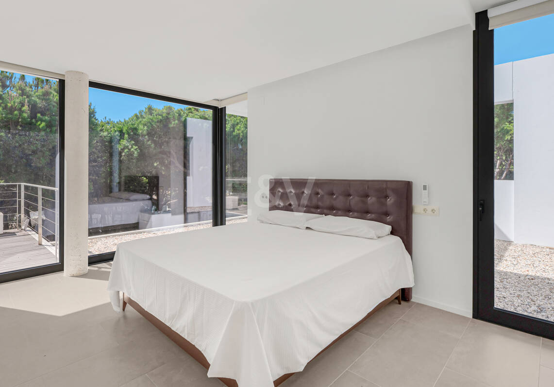 Contemporain Élégance: Villa élégante au Golf avec piscine et conception ouverte