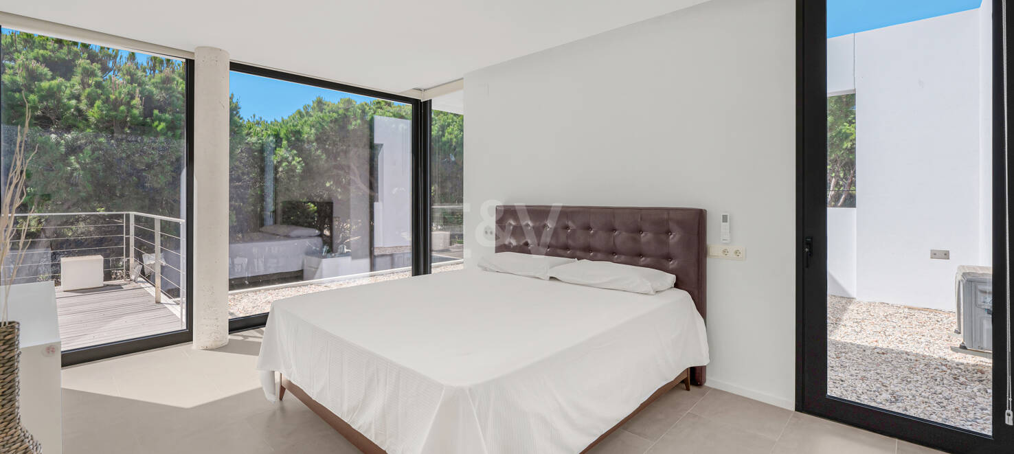 Contemporain Élégance: Villa élégante au Golf avec piscine et conception ouverte