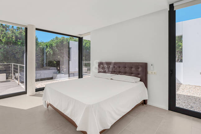 Contemporary Elegance: Stylish Villa at the Golf with Pool and Open-Plan Design