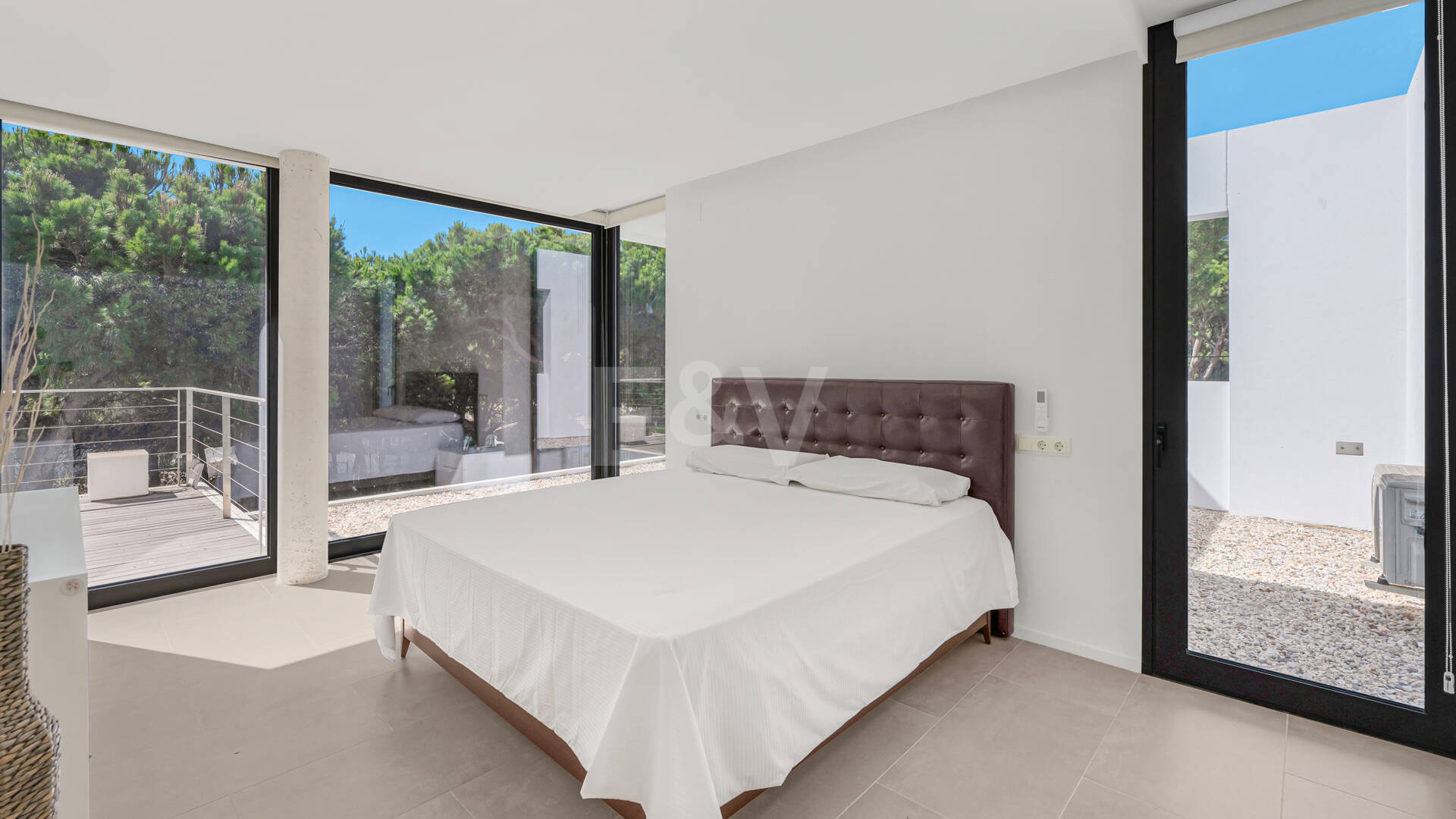 Contemporary Elegance: Stylish Villa at the Golf with Pool and Open-Plan Design