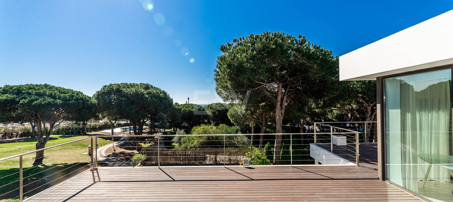 Contemporain Élégance: Villa élégante au Golf avec piscine et conception ouverte