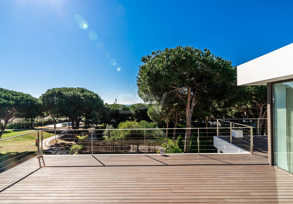 Contemporain Élégance: Villa élégante au Golf avec piscine et conception ouverte