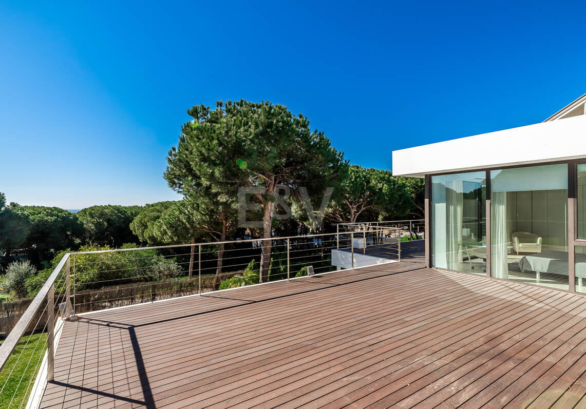 Contemporain Élégance: Villa élégante au Golf avec piscine et conception ouverte
