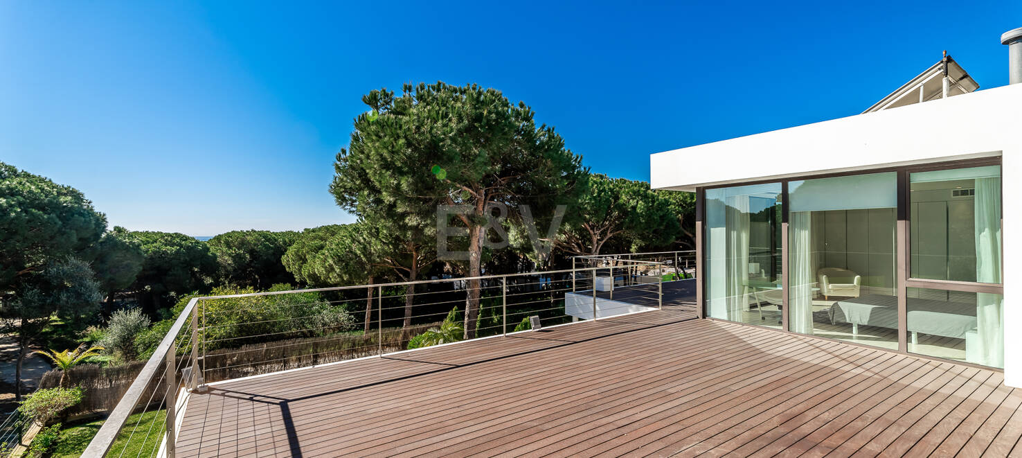 Contemporain Élégance: Villa élégante au Golf avec piscine et conception ouverte