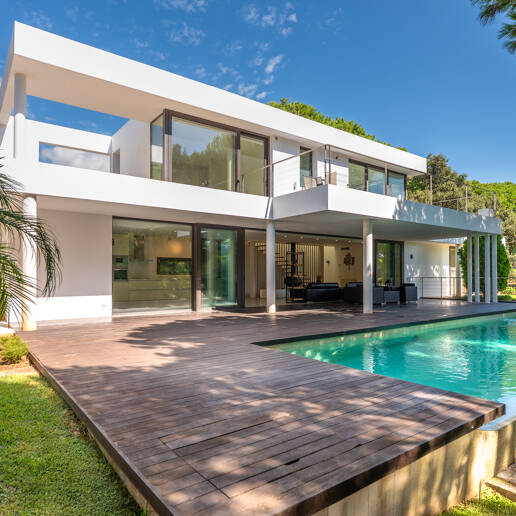 Contemporain Élégance: Villa élégante au Golf avec piscine et conception ouverte