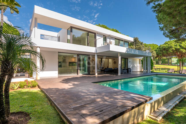 Contemporary Elegance: Stylish Villa at the Golf with Pool and Open-Plan Design