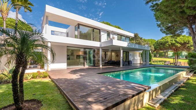 Samtida Elegans: Snygg villa på golfen med pool och öppen plan design